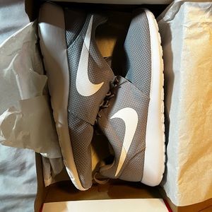 Nike Roshe one shoes! Never worn!!